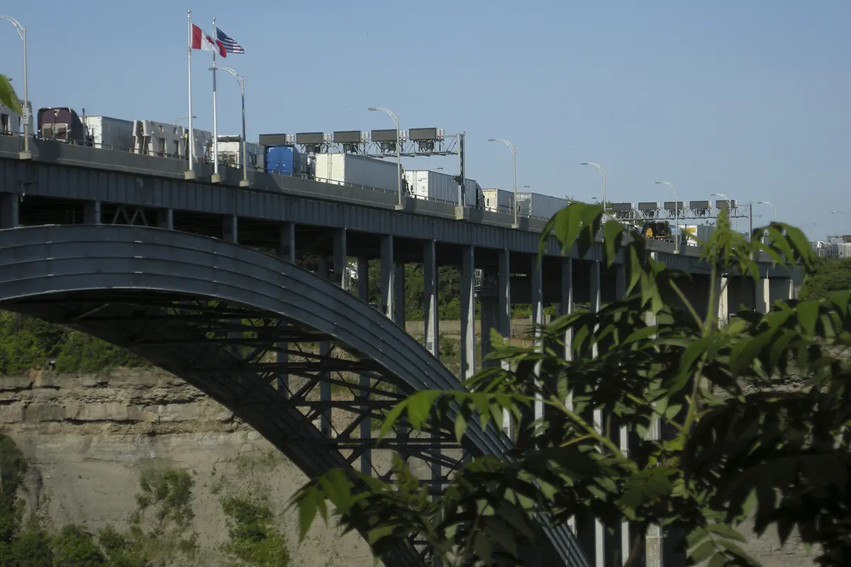 Canadian border bridge